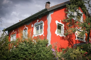 Schönes rotes Haus in Brandholz