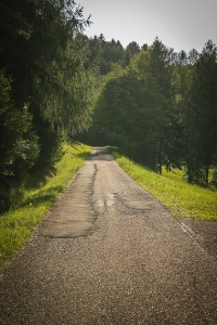 Schmale Straße in Richtung Silberrose