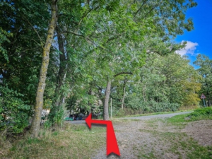 Vor dem Bauernhof nach links unten abbiegen