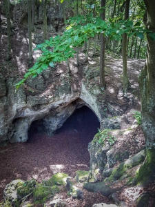 Die markante Petershöhle bei Velden