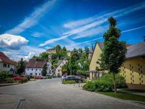 In Hartenstein an Kirche und Goldenes Lamm vorbei