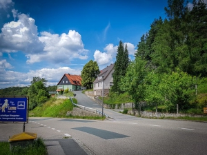 Über breite Straße nach rechts weg