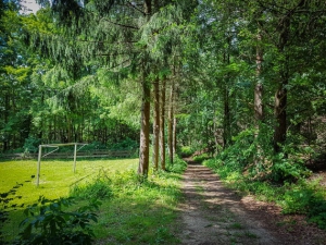 An Fußballplatz vorbei