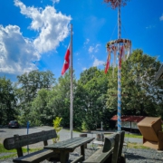 Sitzbänke auf der Infohaus-Veranda