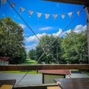 Sitzbänke auf der Infohaus-Veranda