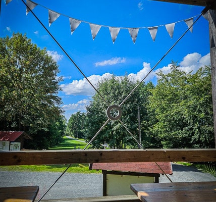 Sitzbänke auf der Infohaus-Veranda