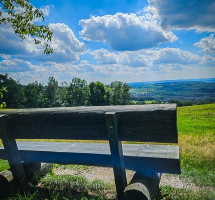 Bank mit Ausblick über das Land