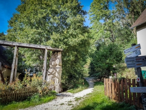 Weg am Mühlrad vorbei