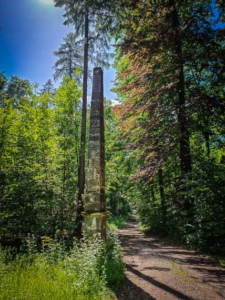 Obelisk im Wald