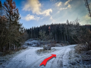 Am großen Wegdreieck nach rechts abbiegen