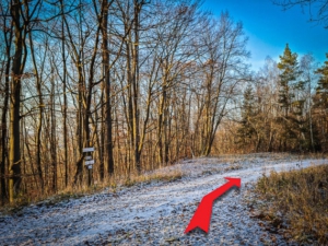 Unten an der kleinen Einmündung nach rechts