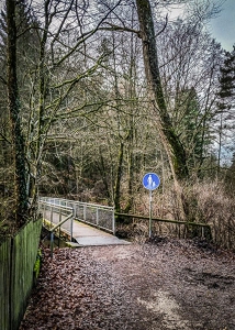 Über die schmale Brücke