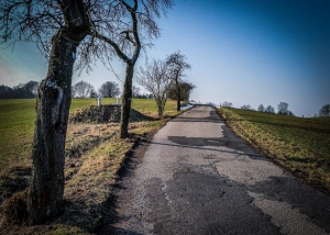 Schmale Landstraße auf Höhenrücken