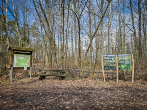 Wander- und Naturpark-Tafeln am Parkplatz