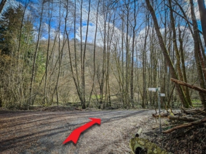 Unten an der großen Weg-Einmündung nach rechts abbiegen