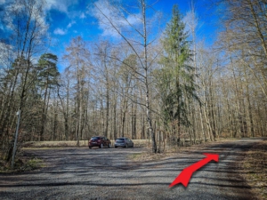 Am zweiten Wanderparkplatz auf der Straße nach rechts oben abbiegen