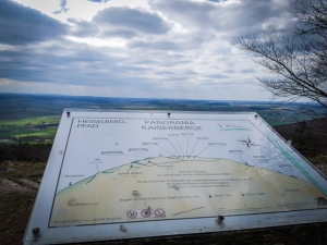 Infotafel mit Aussichtszielen