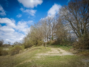 Rechts oberhalb des Parkplatzes bergauf