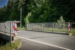 Schmale Straßenbrücke überqueren