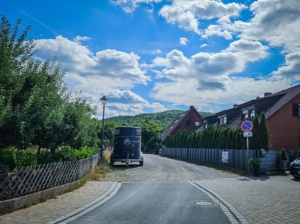 Geschotterter Wacholderweg aus dem Ort hinaus