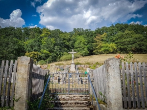 Am kleinen Friedhof vorbei