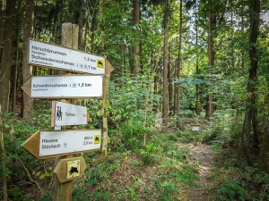 Wegweiser vor dem Teufelsstein