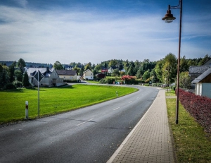 Auf die Waldstraße abbiegen