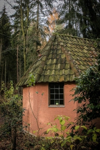 Kleine Kapelle im Wald