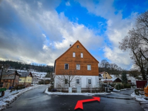 Nach der Straßenbrücke nach rechts in Richtung Schloss abbiegen