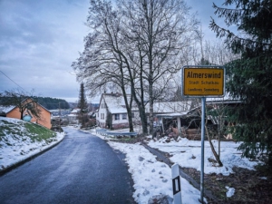 Vom Ortsschild Almerswind wieder in die Mitte des Ortes hinein