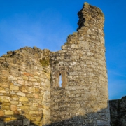 Das Gemäuer der Ruine Schaumburg im frühlingshaften Abendlicht