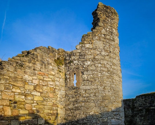 Das Gemäuer der Ruine Schaumburg im frühlingshaften Abendlicht