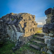 Nur wenige Tage Unterschied - und das Gemäuer der Ruine Schaumburg war in frühlingshafter Umrahmung