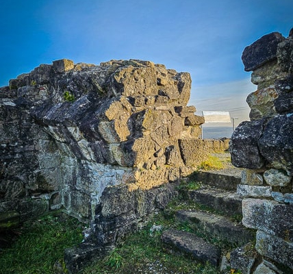 Nur wenige Tage Unterschied - und das Gemäuer der Ruine Schaumburg war in frühlingshafter Umrahmung