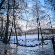 Die winterliche Itz schlängelt sich durchs Tal