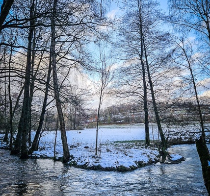 Die winterliche Itz schlängelt sich durchs Tal