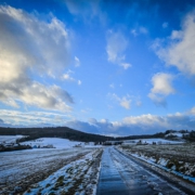 Geteerter Weg in Richtung Ehnes und Ruine Schaumburg