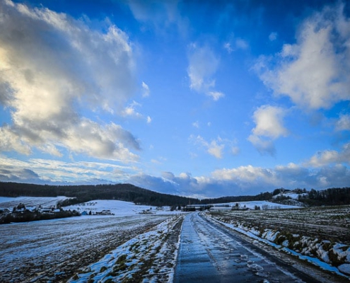 Geteerter Weg in Richtung Ehnes und Ruine Schaumburg