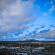 Blick hoch zum 867 Meter hohen Bleßberg im Winter