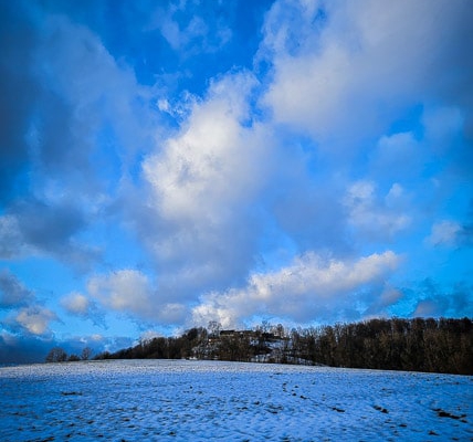 Blick hoch zur Domäne Schaumburg im Winter