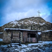 Oberer Teil der Ruine mit Gipfelkreuz