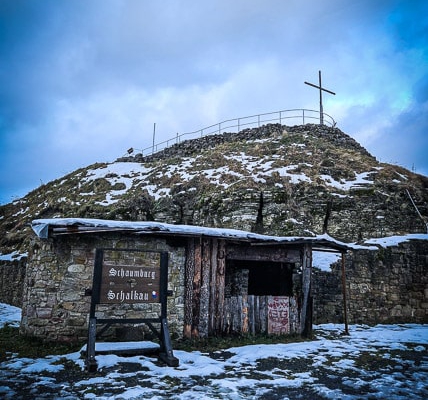 Oberer Teil der Ruine mit Gipfelkreuz