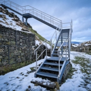 Metall-Treppen-Aufstieg auf die Ruine