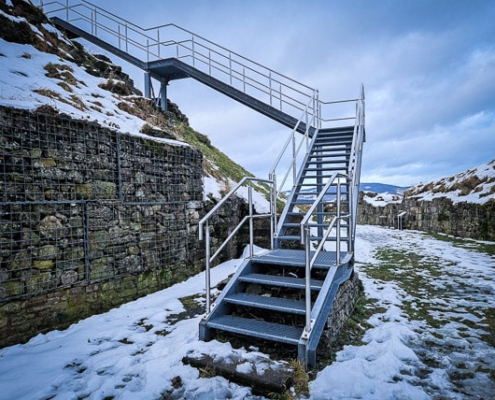 Metall-Treppen-Aufstieg auf die Ruine