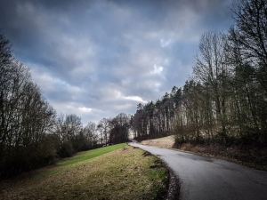 Weg am Berghang hoch