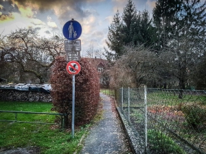 Schmaler Weg durch die Gärten