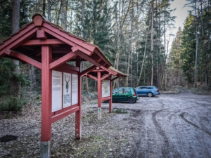 Rote Wandertafeln am Parkplatz