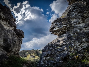 Durch markante Felsen