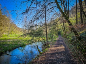 Schöner Wanderpfad und Weg an der Weismain entlang