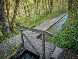 Befestigte Mühlkanal-Rinne